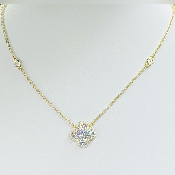 Elegant 14K Gold Flower and Crystal Pendant Necklace - Picture 3 of 5